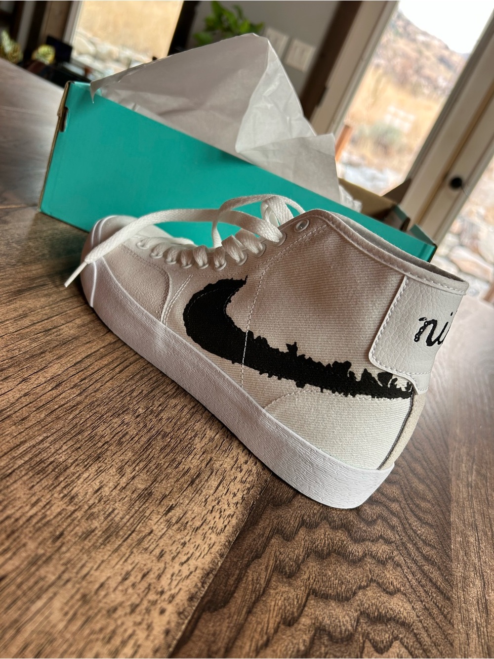 White High-Top Nike SB Blazer Mid ‘77 Canvas with Black Nike Sign - Picture 4 of 6